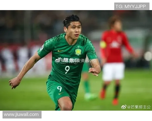 男孩追星梦实现足球明星亲笔签名感动瞬间分享